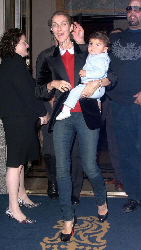 Céline Dion quittant son hôtel avec ses fils René (10 ans) et les jumeaux Eddy et Nelson à Manhattan, New York City, NY, USA, 16 septembre 2011. Photo de Luis Guerra/Ramey Agency/ABACAPRESS.COM