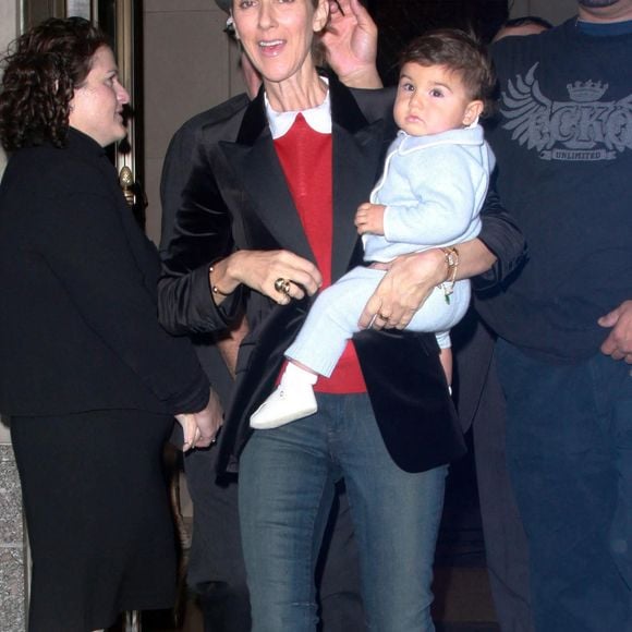 Céline Dion quittant son hôtel avec ses fils René (10 ans) et les jumeaux Eddy et Nelson à Manhattan, New York City, NY, USA, 16 septembre 2011. Photo de Luis Guerra/Ramey Agency/ABACAPRESS.COM