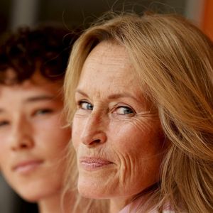 Estelle Lefébure et son fils Giulano Ramette au photocall du village lors des Internationaux de France de Tennis de Roland Garros 2026, à Paris, France, le 29 mai 2026. © Dominique Jacovides/Bestimage