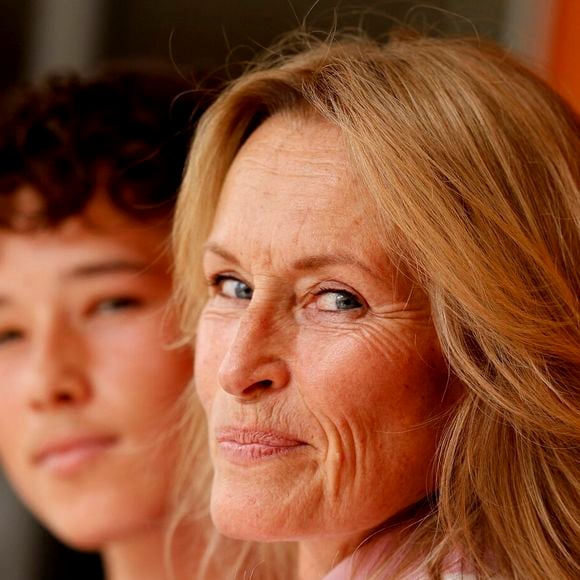 Estelle Lefébure et son fils Giulano Ramette au photocall du village lors des Internationaux de France de Tennis de Roland Garros 2026, à Paris, France, le 29 mai 2026. © Dominique Jacovides/Bestimage