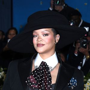 La star a même fait confectionner une luxueuse couche sur-mesure qui n'est toutefois pas destinée à la vente.

Rihanna participe au 2025 Met Gala Celebrating Superfine : Tailoring Black Style au Metropolitan Museum of Art à New York. Le 5 mai 2025. (Crédit image : © Photo Image Press via ZUMA Press Wire)