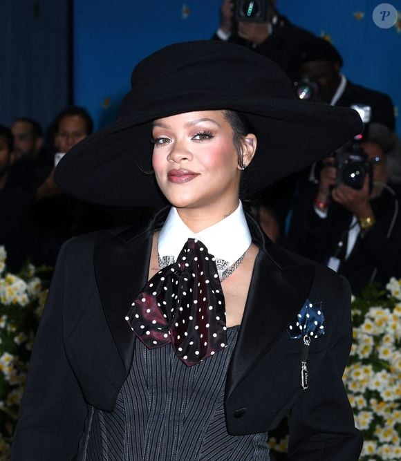 La star a même fait confectionner une luxueuse couche sur-mesure qui n'est toutefois pas destinée à la vente.

Rihanna participe au 2025 Met Gala Celebrating Superfine : Tailoring Black Style au Metropolitan Museum of Art à New York. Le 5 mai 2025. (Crédit image : © Photo Image Press via ZUMA Press Wire)