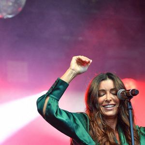 Ce pari risqué lui permet de revisiter son répertoire et de surprendre ses fans.

La chanteuse française Jenifer se produit en direct lors du Festival Paris Paradis à La Villette à Paris, France, le 17 septembre 2022. Photo par Christophe Meng/ABACAPRESS.COM