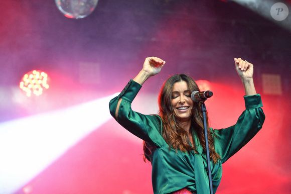 Ce pari risqué lui permet de revisiter son répertoire et de surprendre ses fans.

La chanteuse française Jenifer se produit en direct lors du Festival Paris Paradis à La Villette à Paris, France, le 17 septembre 2022. Photo par Christophe Meng/ABACAPRESS.COM