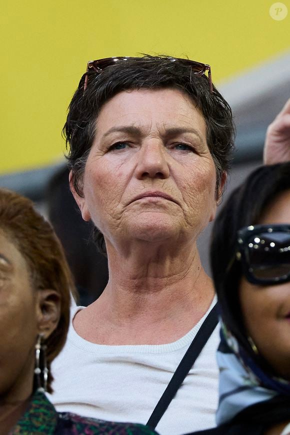 Plusieurs médias avaient alors rappporté que Véronique Rabiot aurait lancé à Wilfried Mbappé, père de la star madrilène qu'elle "l'engueulerait si c'était son fils". De plus, elle aurait aussi eu un accrochage avec Fayza Lamari, la mère de Kylian Mbappé...

Véronique Rabiot - Célébrités dans les tribunes du match du groupe D de l'Euro 2024 entre l'équipe de France face à l'Autriche (1-0) à Dusseldorf en Allemagne le 17 juin 2024. © Cyril Moreau/Bestimage