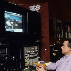 Archives - En France, à Paris, Michel Sardou chez lui en décembre 1988.