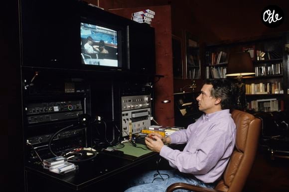 Archives - En France, à Paris, Michel Sardou chez lui en décembre 1988.