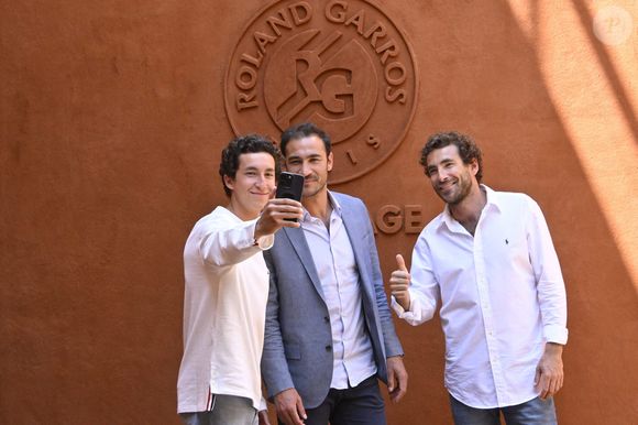 Louis Kretz,Valentin Kretz et Martin Kretz - La famille Kretz en tournage au village lors des Internationaux de France de tennis de Roland Garros 2024, à Paris, France, le 1er juin 2024. © Chryslene Caillaud/Panoramic/Bestimage