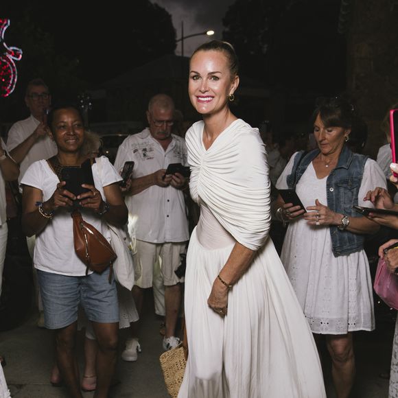Exclusif - Hommage de Laeticia Hallyday et de sa fille Joy pour le huitième anniversaire de la mort de Johnny Hallyday au cimetière de Lorient sur l'île de Saint-Barthélemy, Antilles françaises, France, le 5 décembre 2025. © Sam Delpech/Bestimage