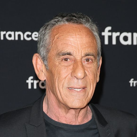 Info - La chaîne C8 condamnée à verser 2,9 millions d’euros à Thierry Ardisson - Thierry Ardisson au photocall pour la conférence de presse de rentrée de France TV à la Grande Halle de la Villette à Paris, France, le 11 juillet 2023. © Coadic Guirec/Bestimage