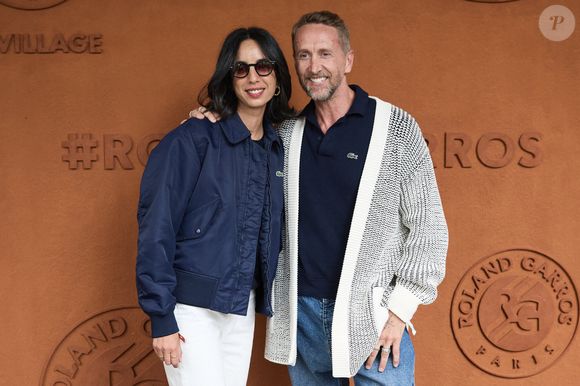 Cette dernière s'agaçait d'être dépeinte comme sa colocataire, de mauvaise foi et vénale.

Sarah Caverivière et son mari Philippe - Les célébrités au village lors des Internationaux de France de tennis de Roland Garros 2024 à Paris. Le 5 juin 2024. 
© Jacovides-Moreau/Bestimage