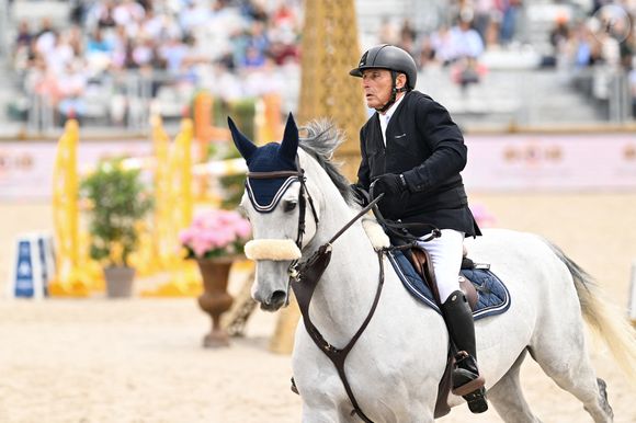 Serge Varsano sur Just Dance T&L Z dans l’épreuve Prix Barnes lors de la 10ème édition du "Longines Paris Eiffel Jumping" à la Plaine de Jeux de Bagatelle à Paris le 22 juin 2024.

© Pierre Perusseau / Veeren / Bestimage