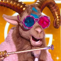 Mask Singer 8 : La première star internationale de la saison (Le Bouc) a retiré son costume, elle a joué dans deux séries très connues !