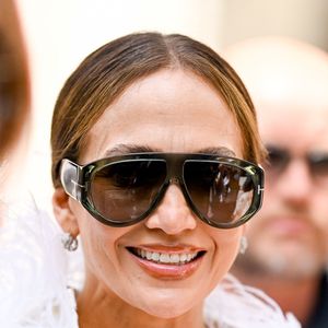 Jennifer Lopez à la sortie de l'hôtel La Réserve en marge de la mode Collection Haute Couture Automne/Hiver 2026-2027 lors de la Fashion Week de Paris (PFW), à Paris, France, le 6 juillet 2026. © Pierre Perusseau/Bestimage