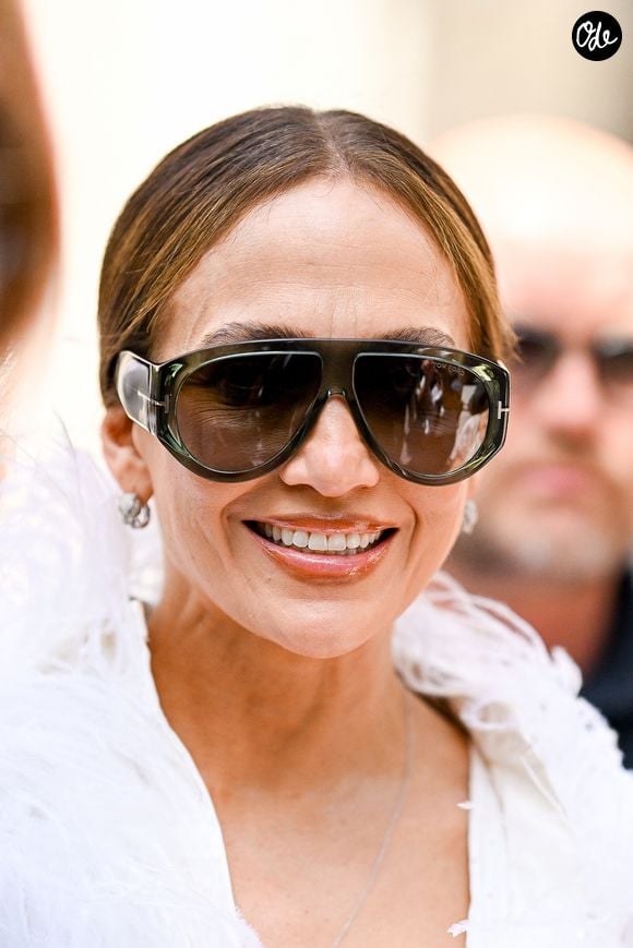 Jennifer Lopez à la sortie de l'hôtel La Réserve en marge de la mode Collection Haute Couture Automne/Hiver 2026-2027 lors de la Fashion Week de Paris (PFW), à Paris, France, le 6 juillet 2026. © Pierre Perusseau/Bestimage