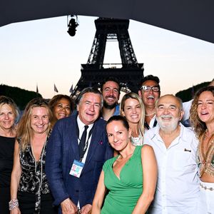 Exclusif - Prix Spécial - No Web - Luna Coupérie-Eiffel, Vanille Clerc, Virginie Coupérie-Eiffel, Philippe Coupérie-Eiffel, Maxime Gasteuil, Philippine  Coupérie-Eiffel, Gérard Jugnot, Marie Coupérie au dîner de gala à l’espace VIP au Longines Paris Eiffel Jumping au pied de la Tour Eiffel sur le Champ-de-Mars à Paris, France, le 21 juin 2025. © Perusseau-Veeren/Bestimage