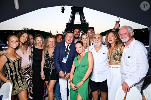 Exclusif - Prix Spécial - No Web - Luna Coupérie-Eiffel, Vanille Clerc, Virginie Coupérie-Eiffel, Philippe Coupérie-Eiffel, Maxime Gasteuil, Philippine  Coupérie-Eiffel, Gérard Jugnot, Marie Coupérie au dîner de gala à l’espace VIP au Longines Paris Eiffel Jumping au pied de la Tour Eiffel sur le Champ-de-Mars à Paris, France, le 21 juin 2025. © Perusseau-Veeren/Bestimage