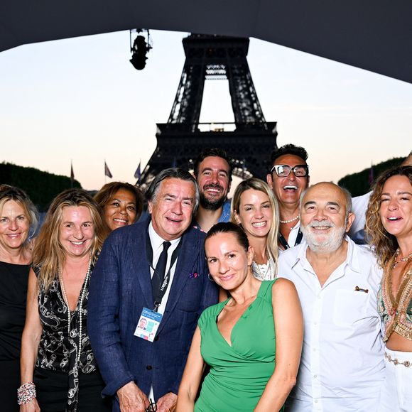 Exclusif - Prix Spécial - No Web - Luna Coupérie-Eiffel, Vanille Clerc, Virginie Coupérie-Eiffel, Philippe Coupérie-Eiffel, Maxime Gasteuil, Philippine  Coupérie-Eiffel, Gérard Jugnot, Marie Coupérie au dîner de gala à l’espace VIP au Longines Paris Eiffel Jumping au pied de la Tour Eiffel sur le Champ-de-Mars à Paris, France, le 21 juin 2025. © Perusseau-Veeren/Bestimage