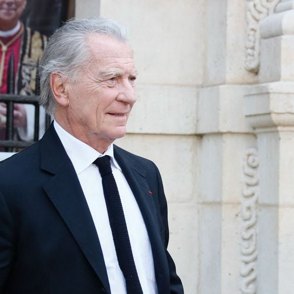 Son refuge est proche des plages de Deauville, Trouville et Villers-sur-Mer, idéal pour se détendre.

William Leymergie - Sorties des obsèques de Philippe Labro dans l'église de Saint-Germain-des-Prés à Paris le 13 juin 2025. © Dominique Jacovides - Christophe Clovis / Bestimage
