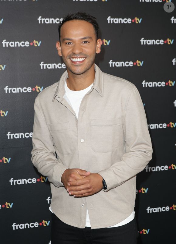 Mohamed Bouhafsi au photocall de la conférence de presse de rentrée de France Télévisions à Paris, le 4 septembre 2024. 

Photo : Coadic Guirec / Bestimage