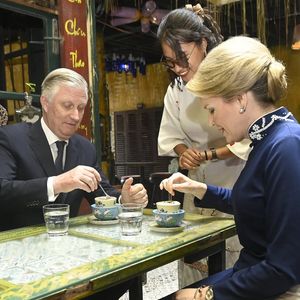 Le roi Philippe et la reine Mathilde de Belgique dégustent un café aux oeufs typique au Hidden Gem Café à Hanoï, lors de leur visite d'Etat au Vietnam, le 1er avril 2025.
©Photonews / Bestimage