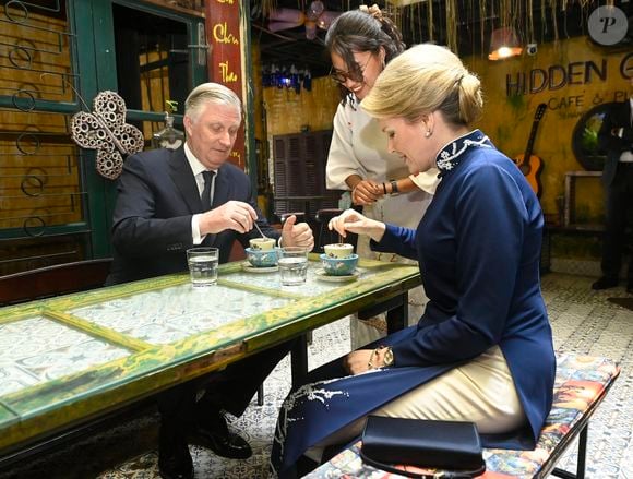 Le roi Philippe et la reine Mathilde de Belgique dégustent un café aux oeufs typique au Hidden Gem Café à Hanoï, lors de leur visite d'Etat au Vietnam, le 1er avril 2025.
©Photonews / Bestimage