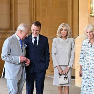 Le 8 juillet 2025 à l'occasion de leur visite d'Etat de trois jours, Emmanuel et Brigitte Macron ont été chaleureusement accueillis par le roi Charles III et la reine Camilla au château Windsor, niché au nord de Londres. 

Déambulation d'Emmanuel Macron, président de la République Française, et de la Première dame Brigitte Macron, dans les jardins du château de Windsor avec le roi Charles III d'Angleterre et Camilla Parker Bowles, reine consort, le 9 juillet 2025.  © Jeanne Accorsini / Pool / Bestimage