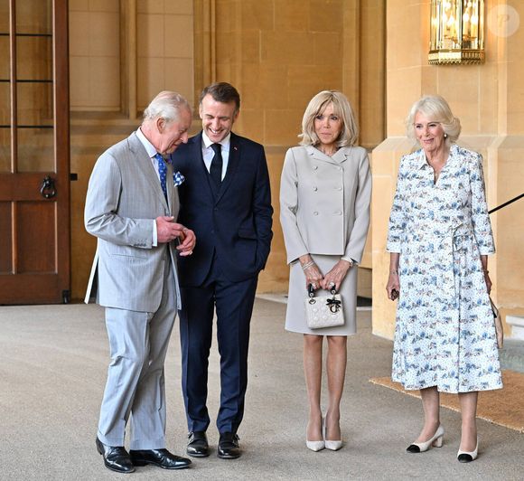 Le 8 juillet 2025 à l'occasion de leur visite d'Etat de trois jours, Emmanuel et Brigitte Macron ont été chaleureusement accueillis par le roi Charles III et la reine Camilla au château Windsor, niché au nord de Londres. 

Déambulation d'Emmanuel Macron, président de la République Française, et de la Première dame Brigitte Macron, dans les jardins du château de Windsor avec le roi Charles III d'Angleterre et Camilla Parker Bowles, reine consort, le 9 juillet 2025.  © Jeanne Accorsini / Pool / Bestimage