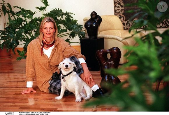 Cecilia Rodhe Noah à New York avec un chien — plan américain.

JEAN LOUIS MACAULT / BESTIMAGE