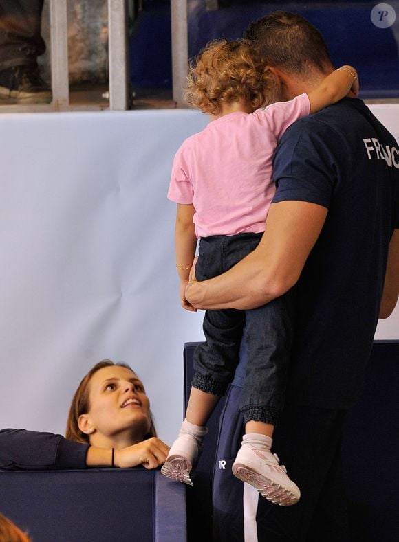 Laure Manaudou, Frederick Bousquet et leur fille Manon à Chartres, le 23 novembre 2012. Agence / Bestimage