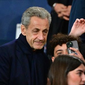 Nicolas Sarkozy dans les tribunes lors du match de Ligue 1 McDonald's "PSG - Auxerre (2-0)" au Parc des Princes à Paris, le 27 septembre 2025.
© Christian Liewig/Bestimage