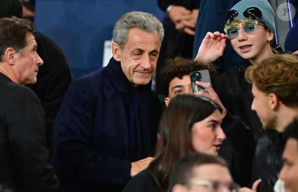 Nicolas Sarkozy dans les tribunes lors du match de Ligue 1 McDonald's "PSG - Auxerre (2-0)" au Parc des Princes à Paris, le 27 septembre 2025.
© Christian Liewig/Bestimage