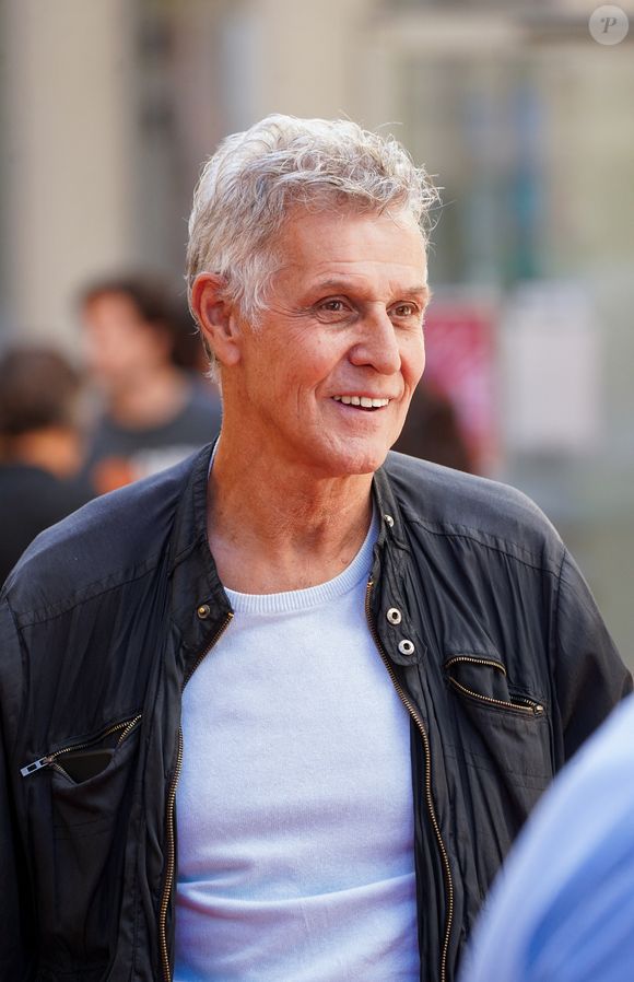 Il avait aussi surpris les fans en apparaissant dans la série américaine à succès Emily in Paris avec son rôle de Louis de Léon. Sa toute dernière apparition télévisée remonte à l’été 2025 dans Camping Paradis aux côtés de Laurent Ournac. Une carrière discrète mais marquante, qui laisse aujourd’hui un grand vide dans le paysage audiovisuel français.


Pierre Deny lors de la 13ème édition du festival Les Héros de la Télé de Beausoleil, le 11 octobre 2025.
© Anne-Sophie Guebey / Bestimage