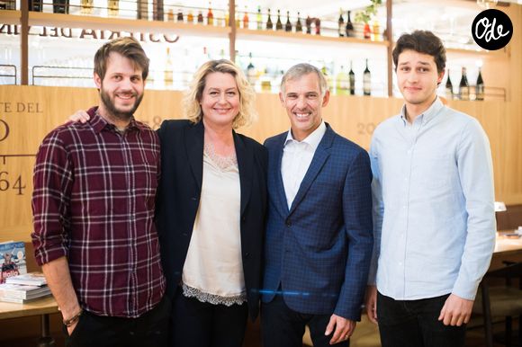 Paul et Luana Belmondo avec leurs fils Giacomo et Alessandro - Luana Belmondo lors du lancement de son livre "Italia mia Luana cuisine Rome" et de l'annonce de la diffusion de la série d'émissions sur la chaîne TV My Cuisine, au restaurant l'Osteria del Vino du marché spacieux Eataly Paris Marais à Paris le 7 novembre 2019. © Tiziano Da Silva - Pierre Perusseau/Bestimage