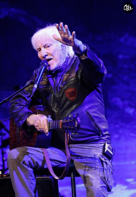 "C'est scandaleux d'avoir besoin d'une autorisation pour planter un drapeau français devant sa maison. Aux États-Unis, personne ne se gêne", avait-il déclaré.

Concert de Hugues Aufray, 96 ans, au Vendespace à Mouilleron Le Captif, près de La-Roche-sur-Yon, le 24 avril 2026. © Noël Carrier / Bestimage