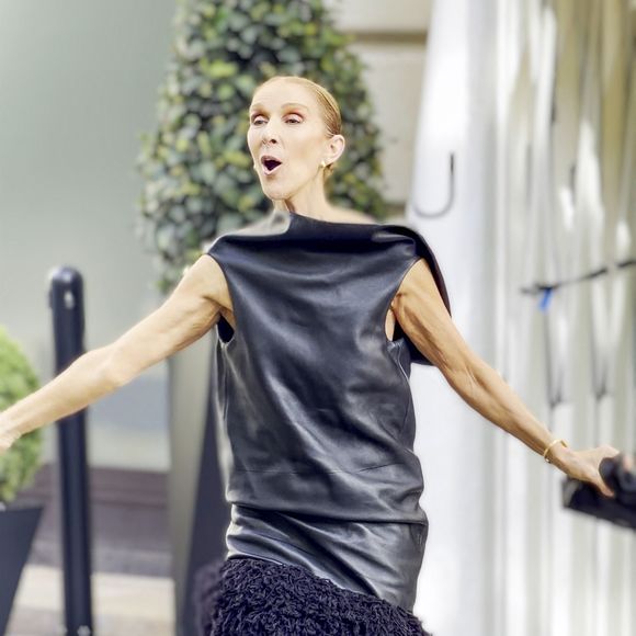 Céline Dion quitte le Royal Monceau entourée d’une foule de fans et s’offre un joli moment avec eux en dansant sur l’un de ses titres les plus emblématiques, "Pour que tu m’aimes encore", à Paris, France, le 1er septembre 2026. © Léa Vieillot/Bestimage