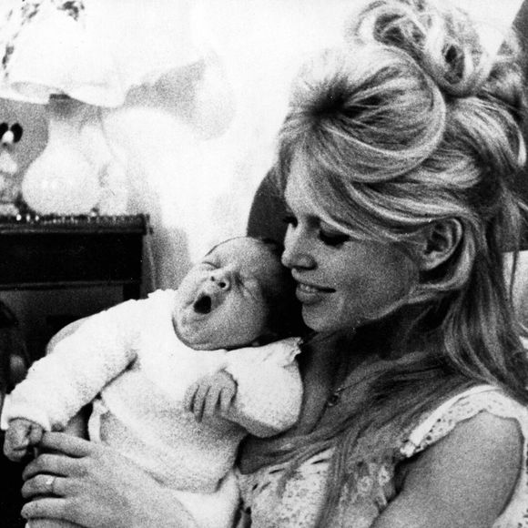 Bardot avec son fils Nicolas-Jacques Charrier. Le 11 septembre 1986 - Paris, France. Crédit photo : © Keystone Press Agency/ZUMA Press Wire