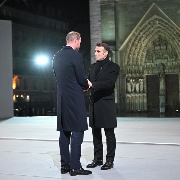 Elégant comme à son habitude, l'époux de Kate Middleton a fait forte impression tout en démontrant au monde qu'il avait l'étoffe d'un futur roi !

Le prince britannique William, prince de Galles, est accueilli par le président français Emmanuel Macron lors de la cérémonie d'accueil de la réouverture officielle de la cathédrale Notre-Dame de Paris, en France, le 7 décembre 2024, après plus de cinq ans de travaux de reconstruction suite à l'incendie d'avril 2019.