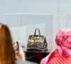 Cette pièce mythique a été immortalisée dans la culture pop, notamment au bras de nombreuses personnalités.

Le tout premier sac Hermès Birkin, conçu pour Jane Birkin en 1985, a été vendu aux enchères pour 8,58 millions d'euros chez Sotheby's Paris, lors de la vente aux enchères "Fashion Icons" à Paris, le 10 juillet 2025. 

 © Jonathan Jacob/Bestimage