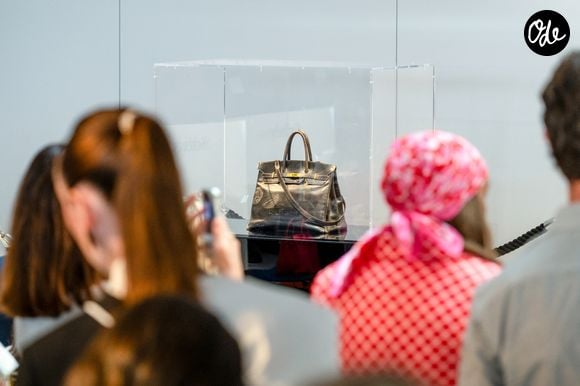 Cette pièce mythique a été immortalisée dans la culture pop, notamment au bras de nombreuses personnalités.

Le tout premier sac Hermès Birkin, conçu pour Jane Birkin en 1985, a été vendu aux enchères pour 8,58 millions d'euros chez Sotheby's Paris, lors de la vente aux enchères "Fashion Icons" à Paris, le 10 juillet 2025. 

 © Jonathan Jacob/Bestimage