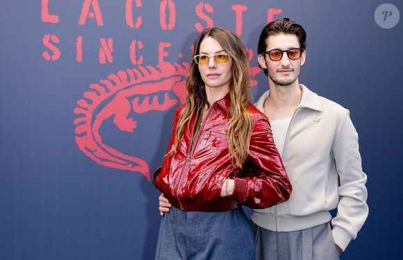 Pierre Niney et sa compagne Natasha Andrews au photocall du défilé Lacoste Collection Femme Prêt-à-Porter Automne/Hiver 2026-2027 lors de la Fashion Week de Paris (PFW) à Roland Garros, à Paris, France, le 8 mars 2026. © Olivier Borde/Bestimage
