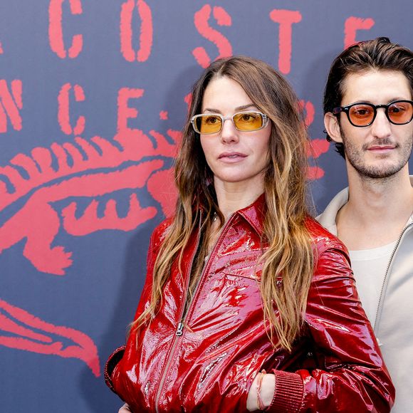 Pierre Niney et sa compagne Natasha Andrews au photocall du défilé Lacoste Collection Femme Prêt-à-Porter Automne/Hiver 2026-2027 lors de la Fashion Week de Paris (PFW) à Roland Garros, à Paris, France, le 8 mars 2026. © Olivier Borde/Bestimage