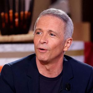 Il y a quelques jours, Samuel Etienne a annoncé quitter son CDI à France Télévisions au bout de 17 ans. 

Exclusif - Samuel Etienne lors de l'enregistrement de la nouvelle émission "Bertrand n'a pas sommeil", présentée par B.Chameroy et diffusée le 19 janvier sur France 2

© Dominique Jacovides / Bestimage