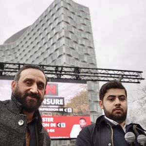Cyril Hanouna participe, aux côtés du journaliste Radouan Kourak, à la manifestation "Non à la Censure" visant à soutenir la chaîne de télévision C8, devant le siège de l'Arcom à Paris, le 18 décembre 2024. L’ARCOM, l’Autorité de régulation de la communication audiovisuelle et numérique, a récemment décidé de ne pas renouveler l’autorisation de diffusion de C8 sur la TNT en février 2025, suite à ce qu'elle considère comme des manquements, tels que "des violations d’obligations en matière de pluralisme d’information, de maîtrise de l’antenne et de respect des droits des personnes". Une pétition visant à contrer cette décision a déjà recueilli plus d'un million de signatures. 
© Jack Tribeca / Bestimage