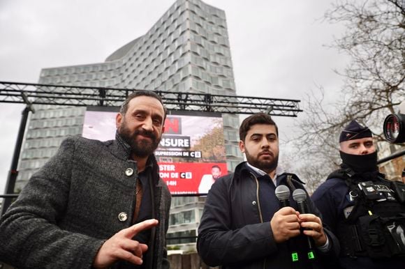 Cyril Hanouna participe, aux côtés du journaliste Radouan Kourak, à la manifestation "Non à la Censure" visant à soutenir la chaîne de télévision C8, devant le siège de l'Arcom à Paris, le 18 décembre 2024. L’ARCOM, l’Autorité de régulation de la communication audiovisuelle et numérique, a récemment décidé de ne pas renouveler l’autorisation de diffusion de C8 sur la TNT en février 2025, suite à ce qu'elle considère comme des manquements, tels que "des violations d’obligations en matière de pluralisme d’information, de maîtrise de l’antenne et de respect des droits des personnes". Une pétition visant à contrer cette décision a déjà recueilli plus d'un million de signatures. 
© Jack Tribeca / Bestimage