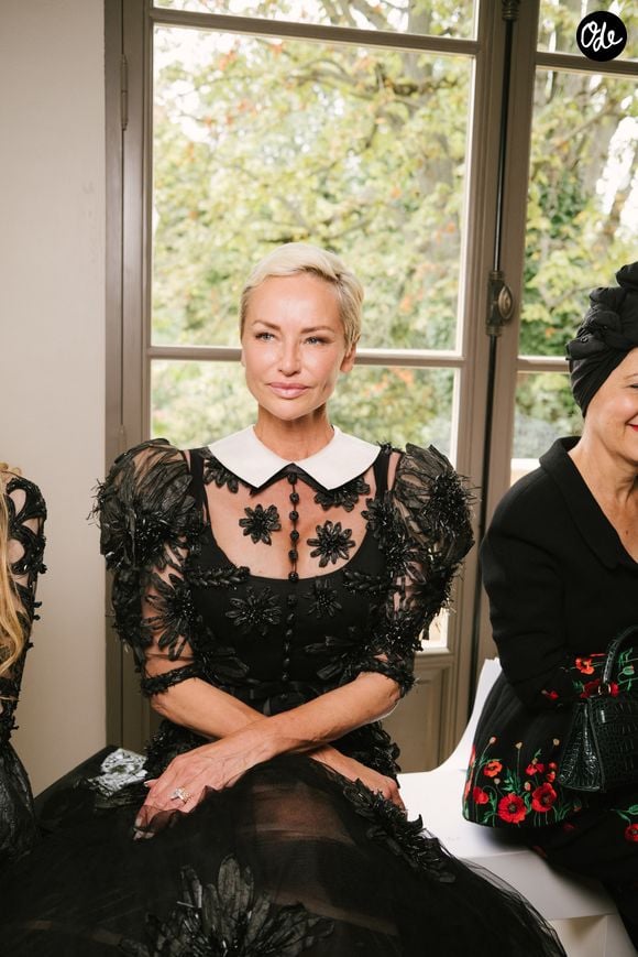 Ce mardi 7 juillet, l'ancien mannequin a assisté au défilé Yanina Couture dans le cadre de la Fashion Week parisienne.

Adriana Karembeu au front row du défilé de mode Yanina Couture Collection Haute Couture Automne/Hiver 2026-2027 lors de la Fashion Week de Paris (PFW) au Pavillon Gabriel, France, le 7 juillet 2026. © Sam Delpech/Bestimage
