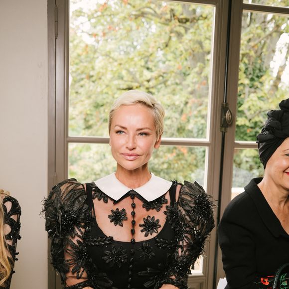 Ce mardi 7 juillet, l'ancien mannequin a assisté au défilé Yanina Couture dans le cadre de la Fashion Week parisienne.

Adriana Karembeu au front row du défilé de mode Yanina Couture Collection Haute Couture Automne/Hiver 2026-2027 lors de la Fashion Week de Paris (PFW) au Pavillon Gabriel, France, le 7 juillet 2026. © Sam Delpech/Bestimage