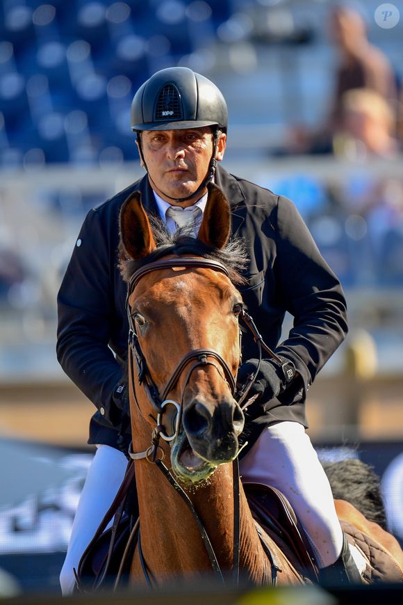Serge Varsano sur Luca Toni lors du Prix Georgette Mag pendant le Longines Paris Eiffel Jumping au Champ de Mars à Paris, France, le 7 juillet 2018. Pierre Perusseau/Bestimage