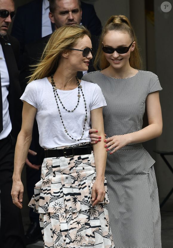 À la question "qu'attendez-vous de la beauté en général", l'actrice de Nosferatu répond : "Pour ma part, je cherche à m’amuser [...]"

Vanessa Paradis (épouse Benchetrit) et sa fille Lily-Rose Depp - Sorties du défilé de mode "Chanel", collection Haute-Couture automne-hiver 2018/2019, à Paris. Le 3 juillet 2018