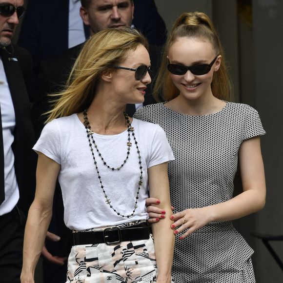 À la question "qu'attendez-vous de la beauté en général", l'actrice de Nosferatu répond : "Pour ma part, je cherche à m’amuser [...]"

Vanessa Paradis (épouse Benchetrit) et sa fille Lily-Rose Depp - Sorties du défilé de mode "Chanel", collection Haute-Couture automne-hiver 2018/2019, à Paris. Le 3 juillet 2018